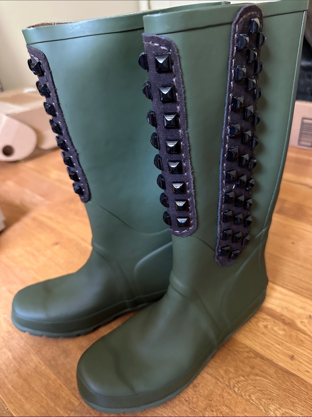 BCBGMaxAzria Studded Rain Boots in Hunter Green Women’s size 9.